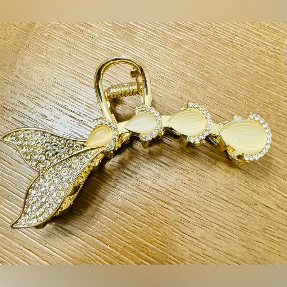 Ipetboom. 1 fish tail shaped hair clip, fashionable hair clip for women 1 piece.